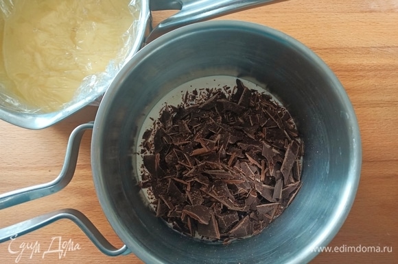 В сотейник с толстым дном влить 50 мл сливок, добавить темный шоколад, поставить на огонь и растопить шоколад. Затем влить кофе и перемешать.