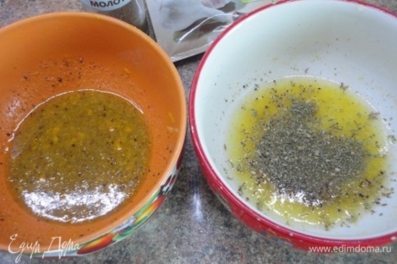 Для каждого из маринадов снять цедру с цитрусовых и выжать сок. Добавить остальные ингредиенты. Мякоть бедер и голеней отделить от кости и погрузить в маринад на 30 минут.