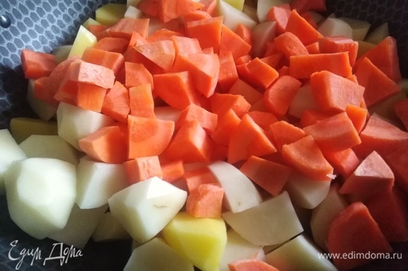 Картофель и морковь очистить, нарезать. Обжарить на оставшемся смальце в другой сковороде.