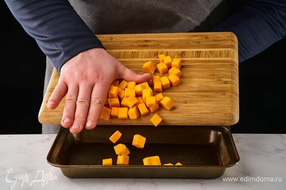 Тыкву очистите, нарежьте кубиками и запеките в духовке при 180°С около 20 минут.