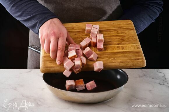 Бекон нарежьте кубиком и обжарьте на сухой сковороде до золотистости.