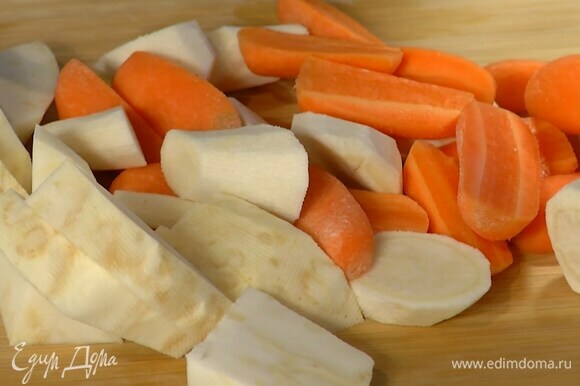 Сельдерей, морковь, пастернак и петрушку почистить и крупно порезать.
