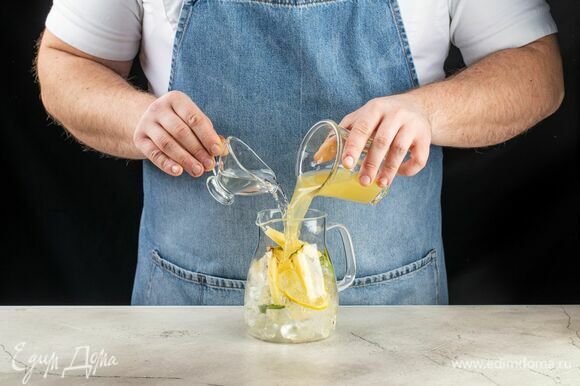 В кувшин выложите лед, дольки лимона и ананаса, влейте ананасовый сок и сахарный сироп.