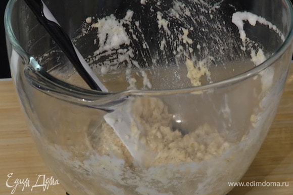 Во взбитые белки влить ванильный экстракт, всыпать орехово-сахарную массу и вымешать лопаткой.