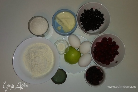 Вот все необходимые ингредиенты для пирога. Ягоды были заморожены, поэтому их нужно разморозить перед началом приготовления.