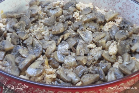 В форму для запеканки выложите половину капусты, затем фарш, сверху грибы.