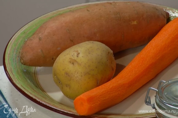 Морковь, батат, картофель и луковицу почистить и натереть на крупной терке.