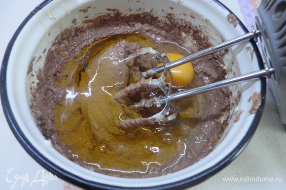 Затем добавьте соль, яйцо и мед. Перемешайте лопаткой или миксером.