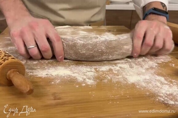 Рабочую поверхность обильно посыпьте мукой, выложите тесто и замесите его. добавляйте муку до тех пор, пока тесто не перестанет прилипать к поверхности. Из готового теста сформируйте колбаску.