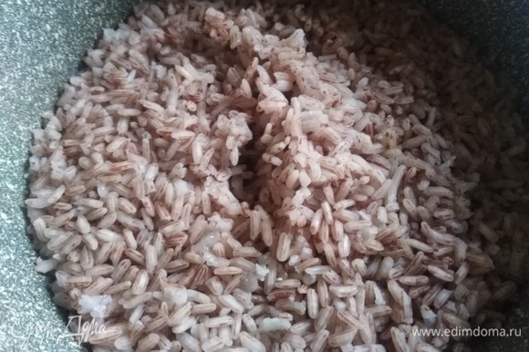 В промытый рис влить 1 стакан мясного бульона. На тихом огне довести до полуготовности.