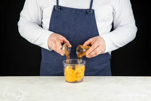 В чашу блендера выложите дольки апельсина, манго. Всыпьте корицу и влейте мед.