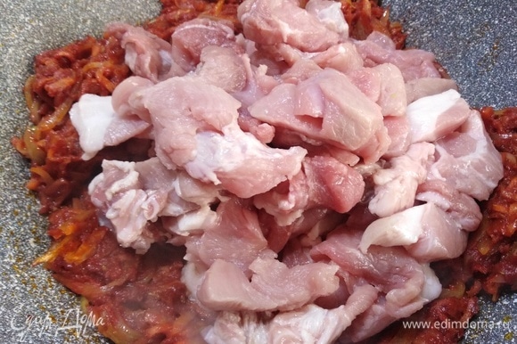 К овощам выкладываем свинину, солим, посыпаем перцем. Жарим 10–15 минут, чтобы мясо полностью поджарилось.