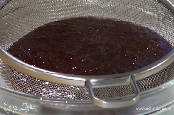 Приготовить соус: ягодную массу взбить погружным блендером, затем протереть через сито и отправить в холодильник.