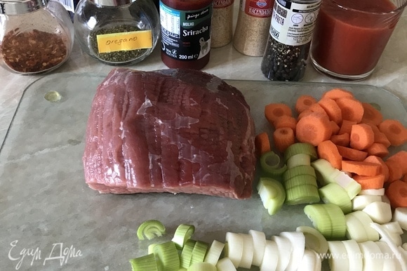 Духовку нагреть до 170°C. Подготовить ингредиенты: мясо (у меня говядина филе), вымыть и обсушить бумажным полотенцем. Лук-порей, чеснок и морковь крупно нарезать.