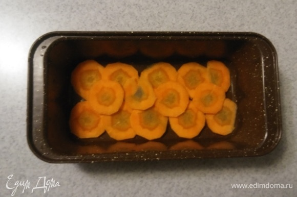 Форму, в которой будут запекаться куриные сердечки, нужно смазать растительным маслом и выложить в нее слой нарезанной моркови.