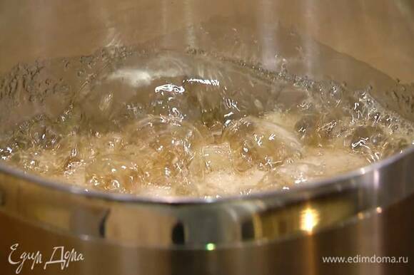 Всыпать сахар в небольшую кастрюлю, влить 200 мл воды, добавить веточку розмарина и прогревать на небольшом огне, пока сахар полностью не растворится.