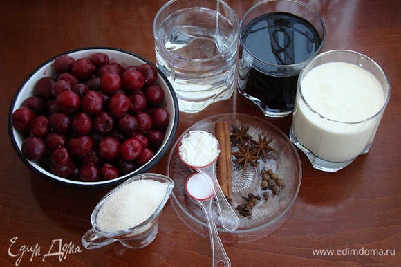 Для приготовления венгерского вишневого супа подготовьте все необходимые ингредиенты.
