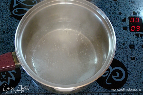 В сотейнике доведите до кипения воду, соль и сахар.
