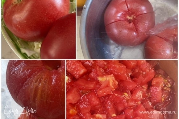 Несколько крупных помидоров надрежьте, ошпарьте, остудите, затем снимите шкурку и порубите томаты на некрупные кубики.
