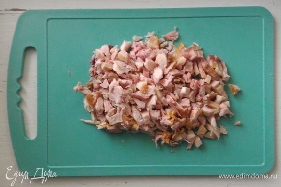 Копченое куриное мясо освободить от кожи и костей, нарезать мелкими кубиками.