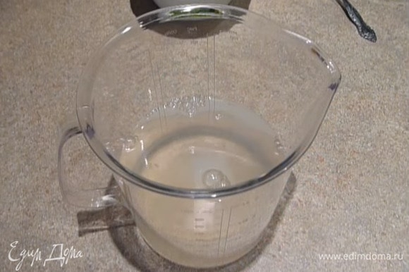 В чашу блендера налейте воду, добавьте яблочный уксус и сок лимона.