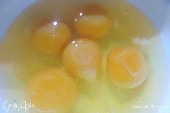 Разбейте яйца в миску.
