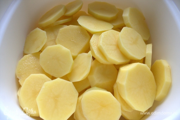 Картофель очистите и нарежьте кружками.