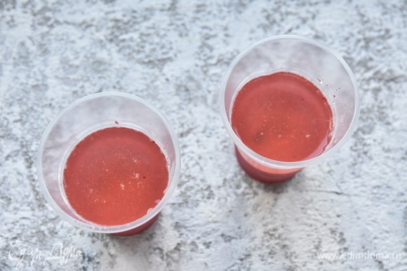 После того как ягодное пюре замерзнет, сверху на него вылить лимонную воду с сахаром и снова заморозить.