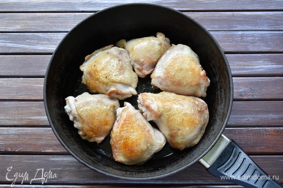 В раскаленной сковороде с растительным маслом обжарить курицу со всех сторон до аппетитной румяности.