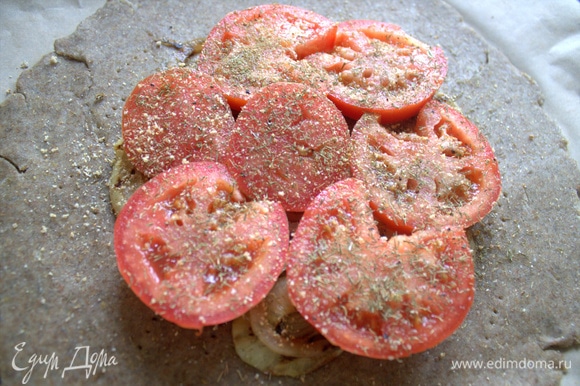 Накрыть кружочками помидора, посыпать хмели-сунели, укропом, лимонным перцем, чесночной солью.