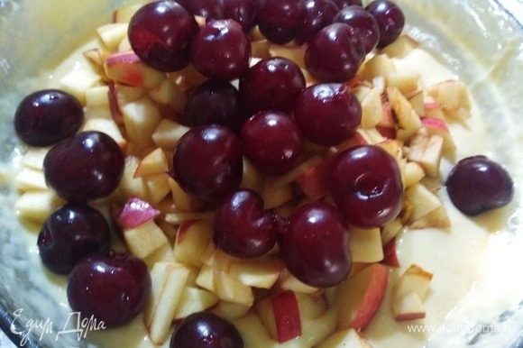 У вишни удалить косточки, яблоко нарезать, добавить в тесто.
