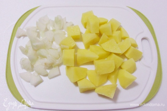 Картофель почистить и нарезать кубиками, репчатый лук измельчить. В кипящий рыбный бульон положить лук, картофель и кабачки. Варить около 15 минут до готовности всех продуктов.