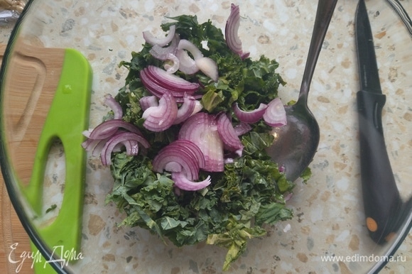 Добавить соус, все хорошо перемешать и дать настояться салату 20 минут, чтобы листья салата стали мягкими и нежными.