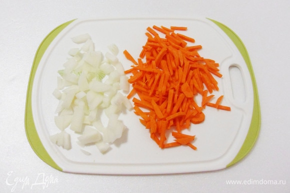 Все овощи вымыть и почистить. Морковь нарезать соломкой, репчатый лук измельчить.
