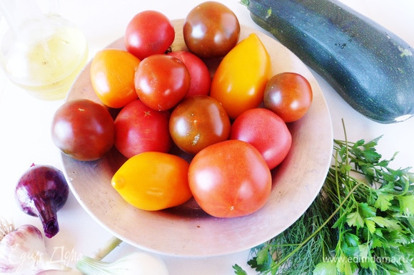Для большей привлекательности блюда рекомендую подобрать помидоры разных сортов.