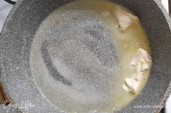 Сначала нужно приготовить хрустящую карамель. Растопить на сковороде сливочное масло.