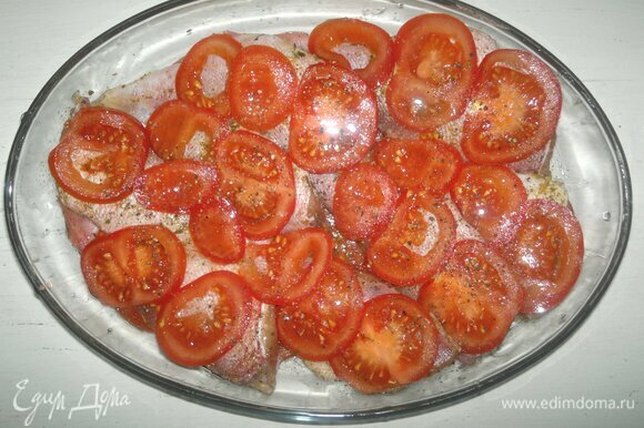 На помидоры выложите морского окуня, на него — кружки помидоров. Посыпьте сушеным тимьяном. Поставьте форму с блюдом в духовку, разогретую до 180°C, на 25–30 минут.