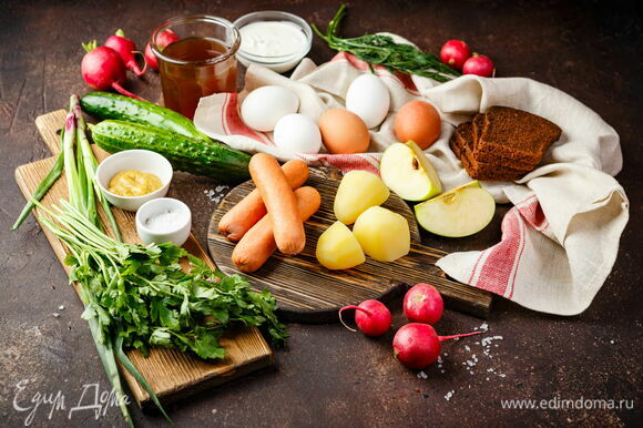 Подготовьте все ингредиенты для нарезки: отварите картофель и яйца, помойте зелень и овощи, которые идут в суп свежими, очистите сосиски от пленки. Вы также можете отварить сосиски или отправить их в окрошку в натуральном виде.