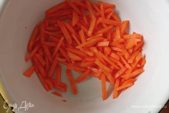 Морковь тоже нарезать соломкой. Перекладываем в другую миску и добавляем пару щепоток соли. Перемешиваем и оставляем.