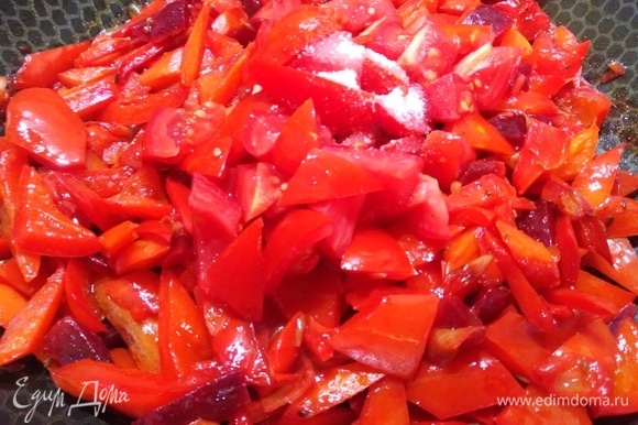 Добавить нарезанные помидоры и сахар. Готовить под крышкой 10 минут.