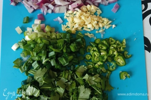 Подготавливаем овощи. Красный или репчатый лук мелко шинкуем. Также очень мелко шинкуем чеснок. Зеленый лук и кинзу тоже мелко режем.