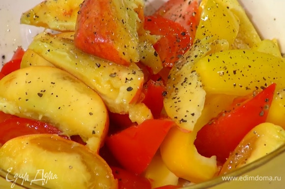 В глубокую миску выложить сладкий перец, помидоры, персик, полить 1 ст. ложкой оливкового масла, посолить и поперчить.