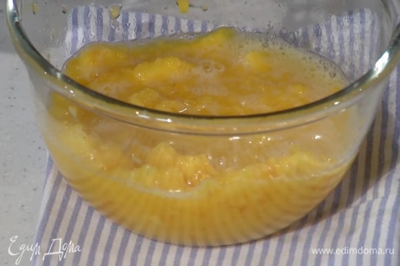 Очистить 4 персика от кожицы, полить выжатым из лимона соком и нарезать дольками, затем размять толкушкой, так чтобы остались небольшие кусочки.