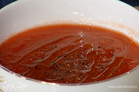 Приготовить томатный соус: протертые помидоры поместить в миску, посолить, поперчить, добавить 1 ст. ложку оливкового масла, томатную пасту и все перемешать.