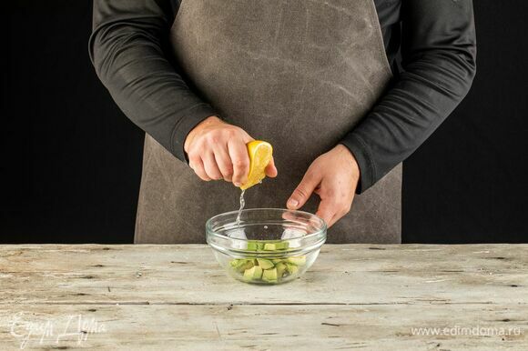 Авокадо очистите и нарежьте кубиками, сразу сбрызните лимонным соком, чтобы мякоть не потемнела.