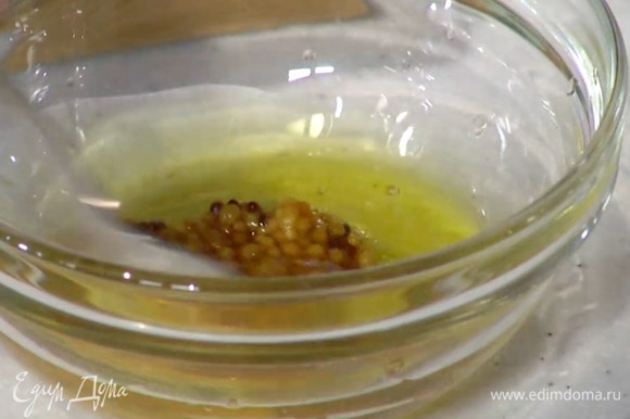 Приготовить заправку: мед соединить с уксусом, оливковым маслом и горчицей, все перемешать.