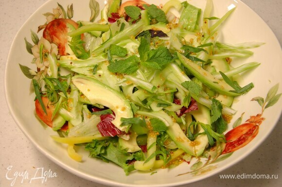 Полить салат заправкой, посыпать порванными руками мятой и тархуном.