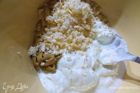 В сметану добавить горчицу, соль, растительное масло, натертый на терке сыр.