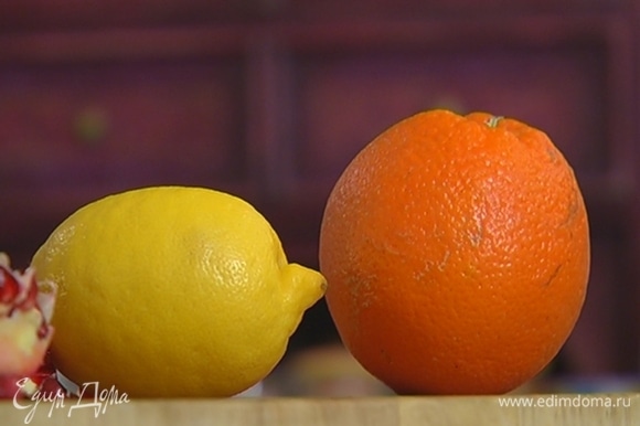 Цедру апельсина натереть на мелкой терке, из половинки апельсина и половинки лимона выжать сок.