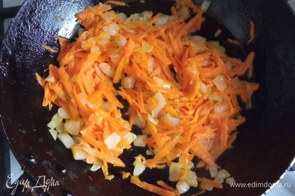 Мелко шинкуем лук, морковь трем на крупной терке. В сковороде разогреваем растительное масло с добавлением сливочного. Обжариваем лук 2 минуты, добавляем морковь. Обжариваем минут 5.